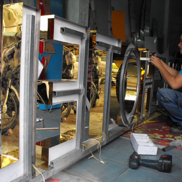 Chử nổi mica - inox