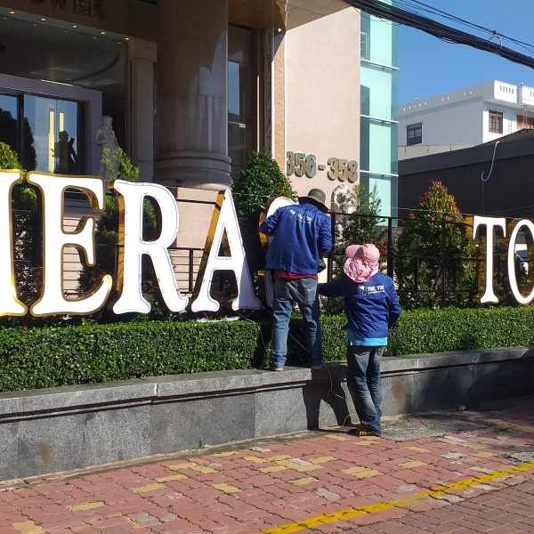 Chử nổi mica inox